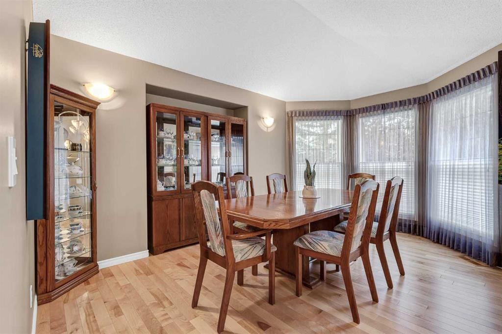 10 Strathlea Grove Sw, Calgary, AB