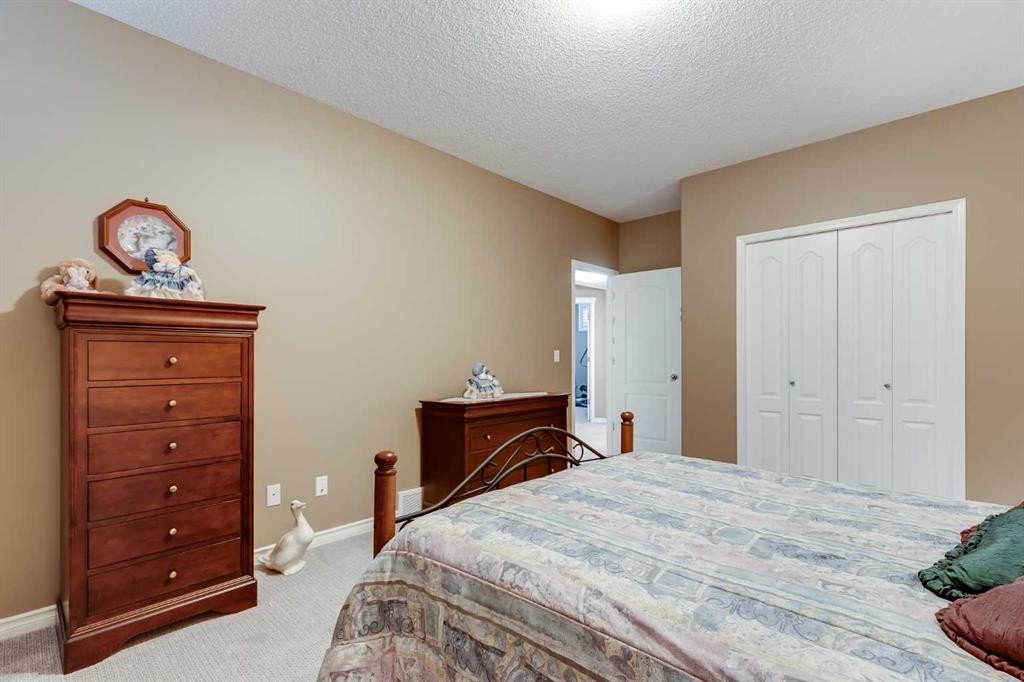 10 Strathlea Grove Sw, Calgary, AB