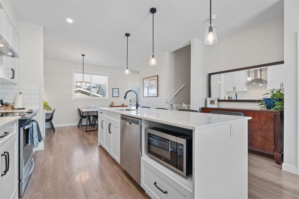 44 D'Arcy Boulevard, Okotoks, AB - Indoor Photo Showing Kitchen With Upgraded Kitchen