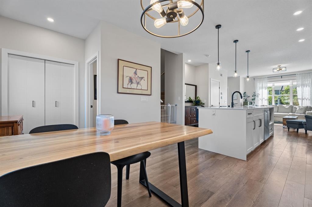 44 D'Arcy Boulevard, Okotoks, AB - Indoor Photo Showing Dining Room