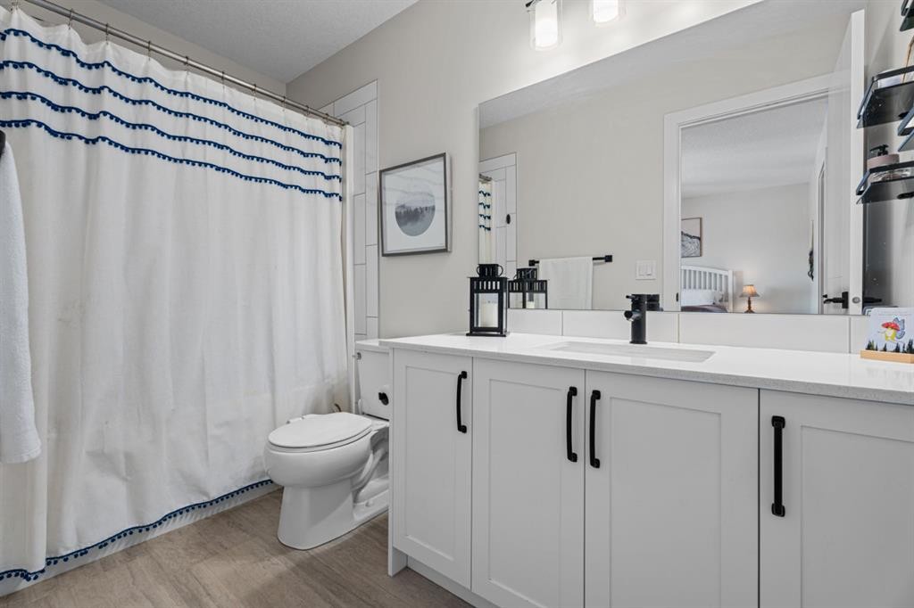 44 D'Arcy Boulevard, Okotoks, AB - Indoor Photo Showing Bathroom
