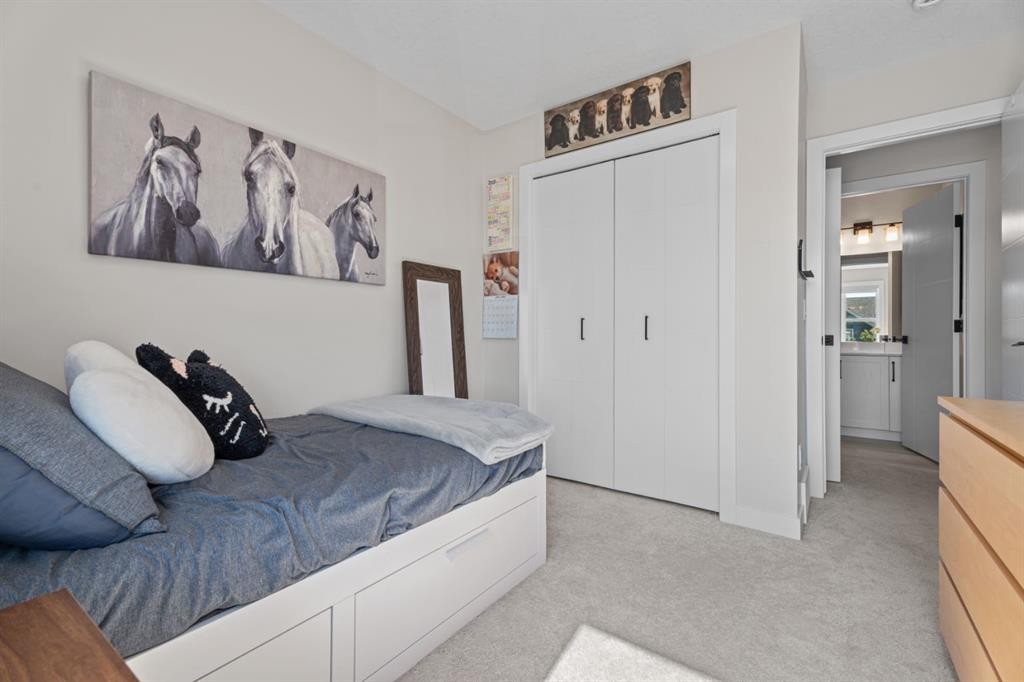 44 D'Arcy Boulevard, Okotoks, AB - Indoor Photo Showing Bedroom
