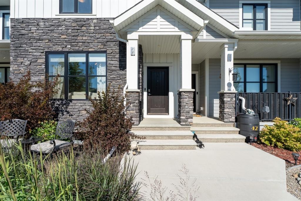44 D'Arcy Boulevard, Okotoks, AB - Outdoor With Facade