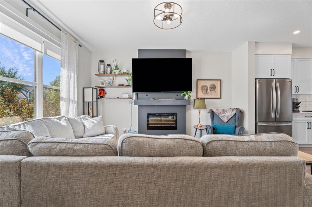 44 D'Arcy Boulevard, Okotoks, AB - Indoor Photo Showing Living Room With Fireplace