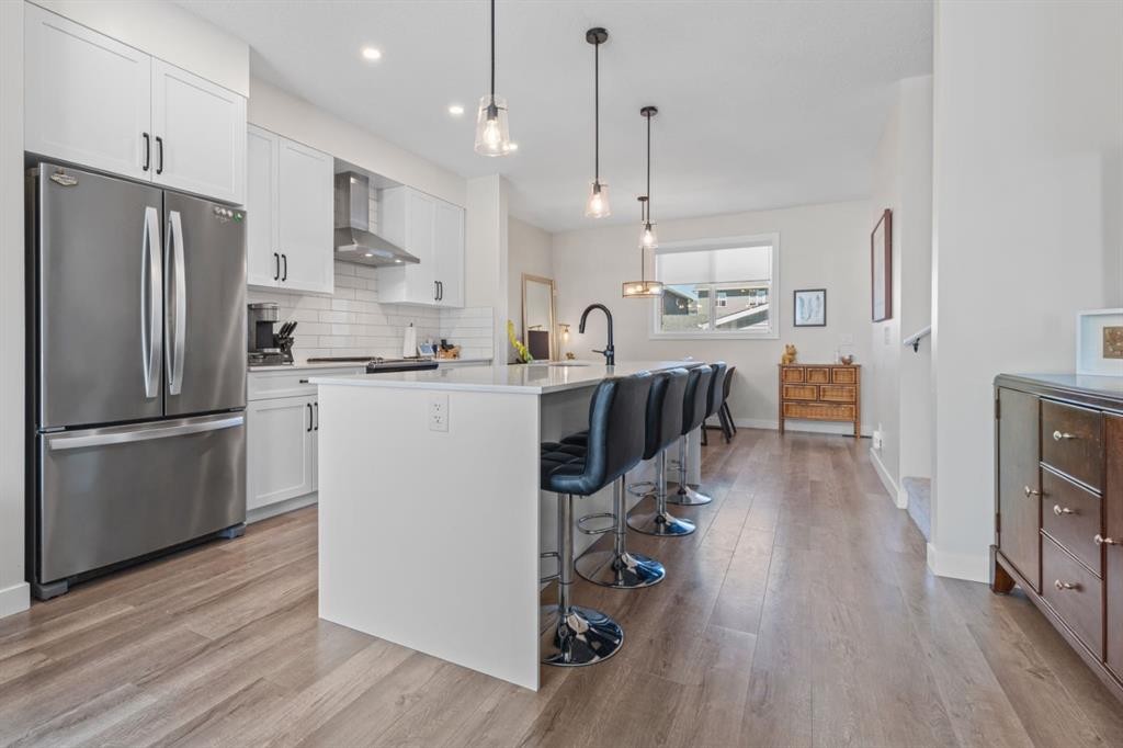 44 D'Arcy Boulevard, Okotoks, AB - Indoor Photo Showing Kitchen With Upgraded Kitchen