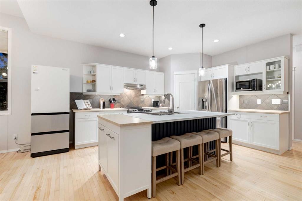 102 Springborough Point Sw, Calgary, AB