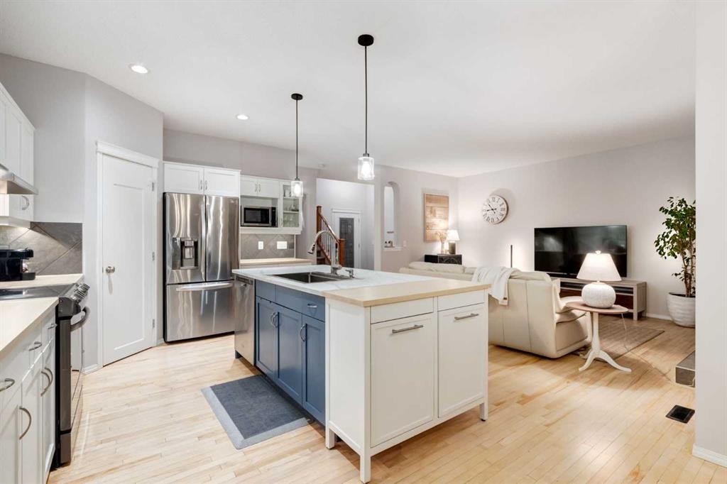102 Springborough Point Sw, Calgary, AB