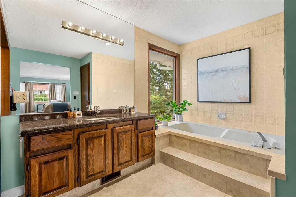 72 Woodacres Crescent Sw, Calgary, AB