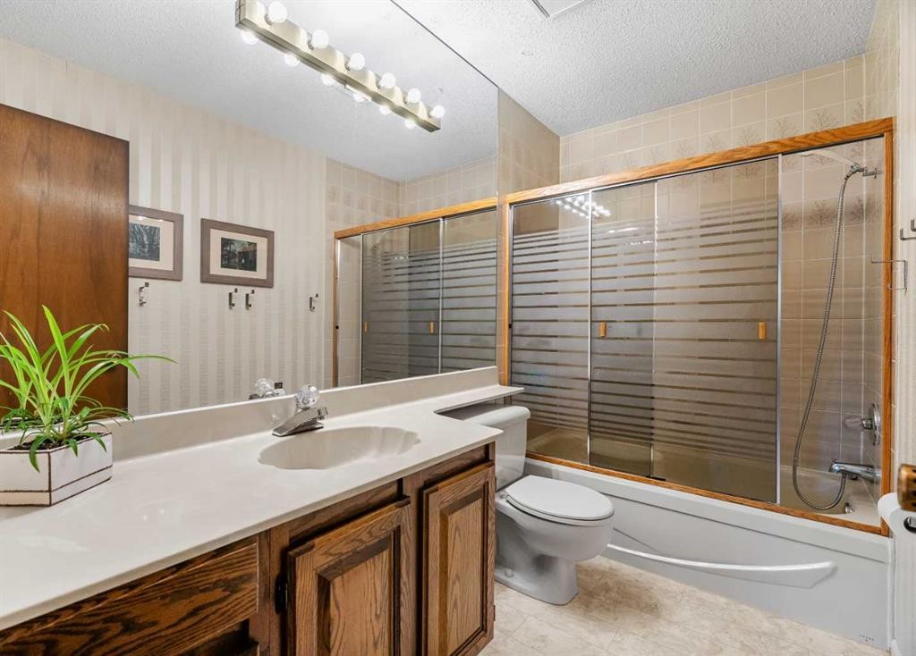 72 Woodacres Crescent Sw, Calgary, AB