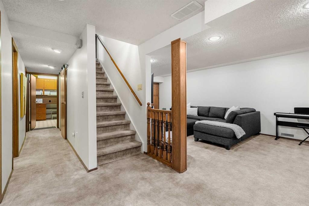 72 Woodacres Crescent Sw, Calgary, AB