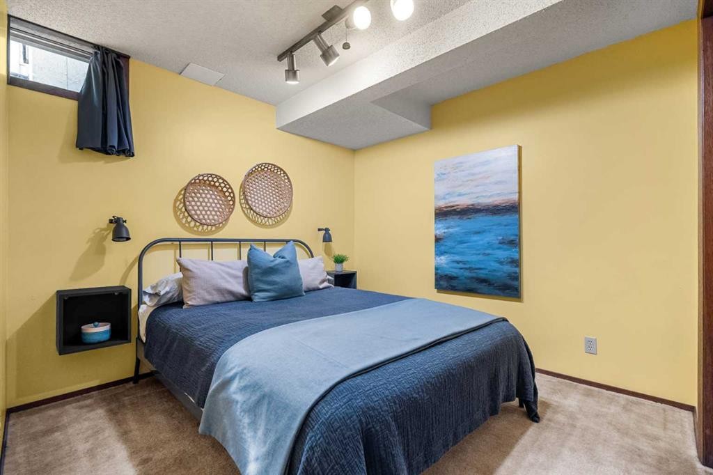 72 Woodacres Crescent Sw, Calgary, AB