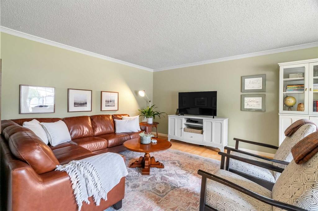 72 Woodacres Crescent Sw, Calgary, AB