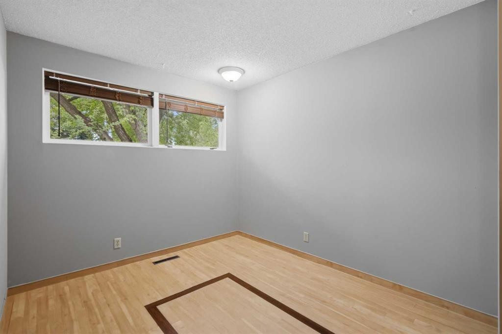 2835 63 Avenue Sw, Calgary, AB
