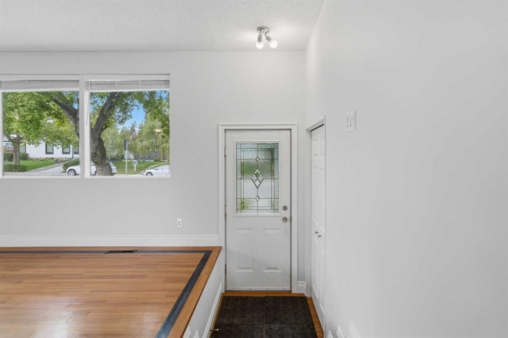 2835 63 Avenue Sw, Calgary, AB