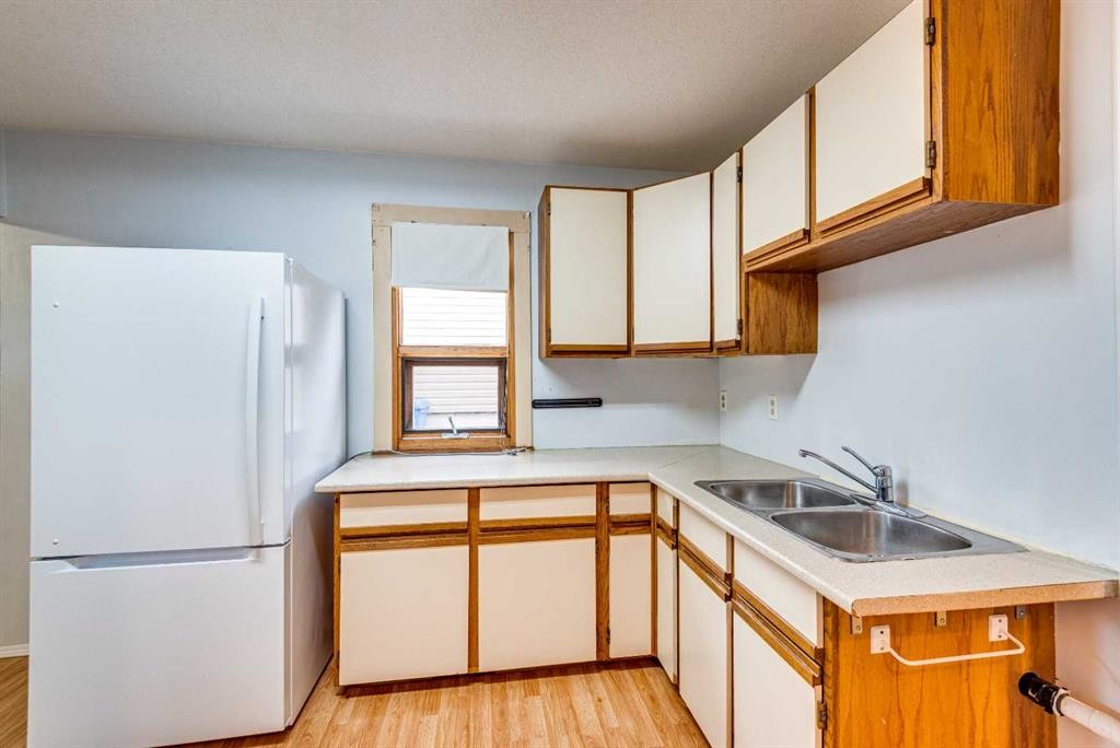 215 2 Avenue Ne, Three Hills, AB