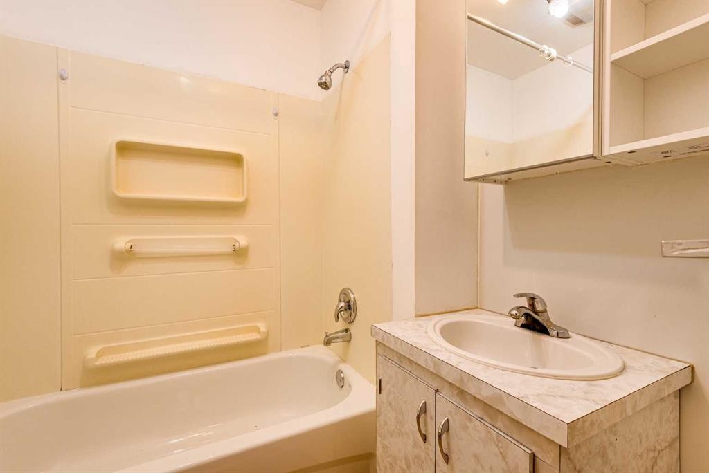 215 2 Avenue Ne, Three Hills, AB
