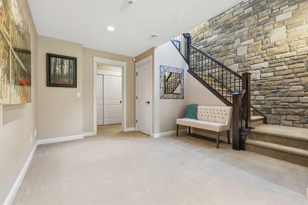 37 Cranbrook Heights Se, Calgary, AB