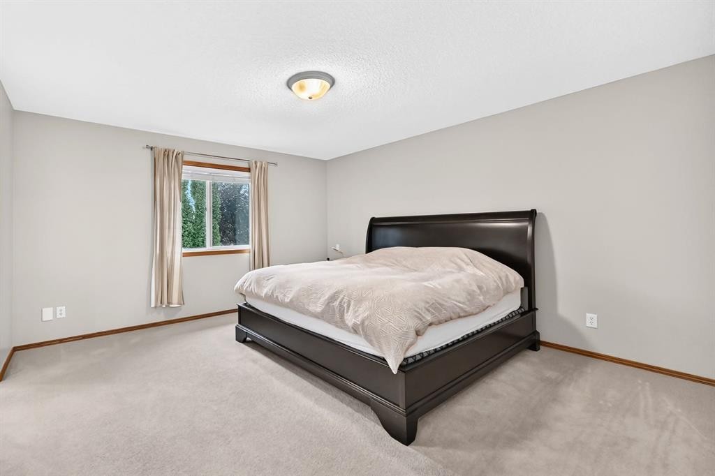 234 Somerglen Way Sw, Calgary, AB