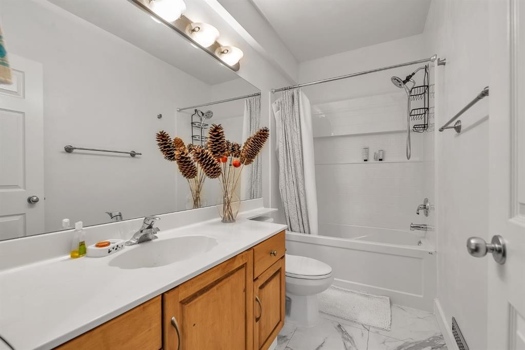 82 Hidden Creek Point Nw, Calgary, AB