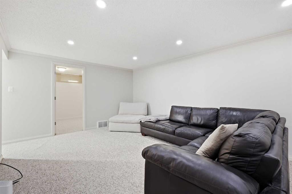 327 94 Avenue Se, Calgary, AB