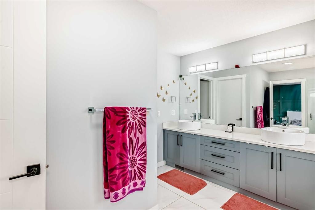 2 Chelsea Bay, Chestermere, AB