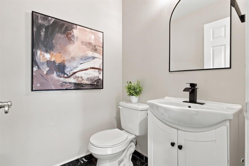 1095 Bridlemeadows Manor Sw, Calgary, AB