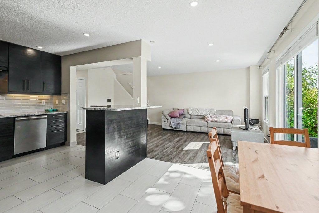155 Bracewood Way Sw, Calgary, AB
