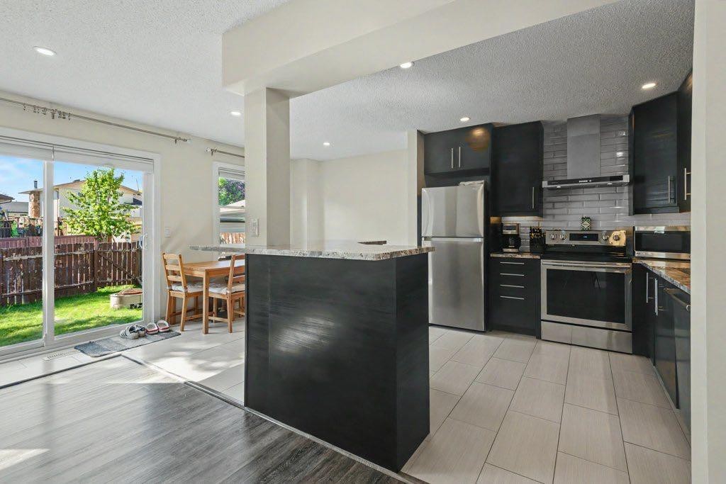 155 Bracewood Way Sw, Calgary, AB