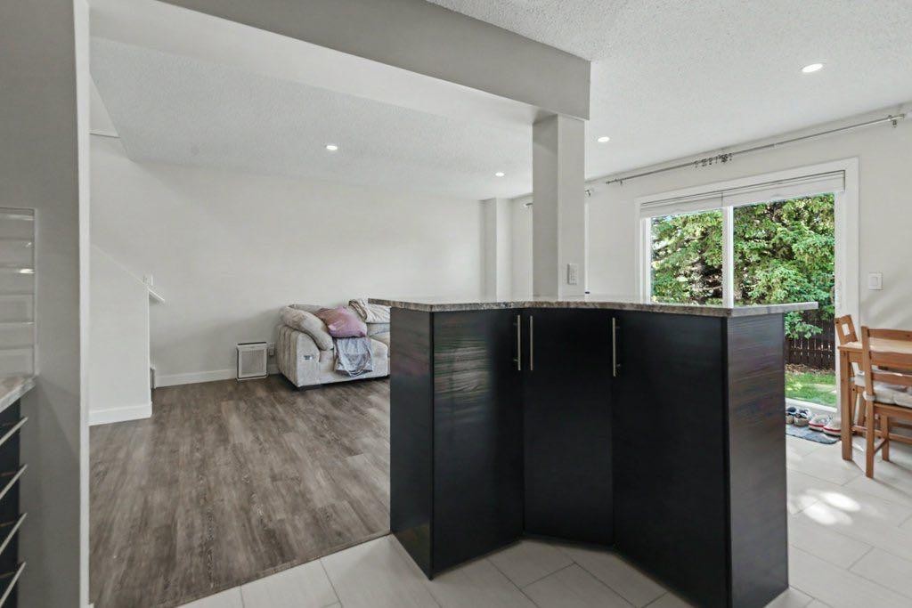 155 Bracewood Way Sw, Calgary, AB