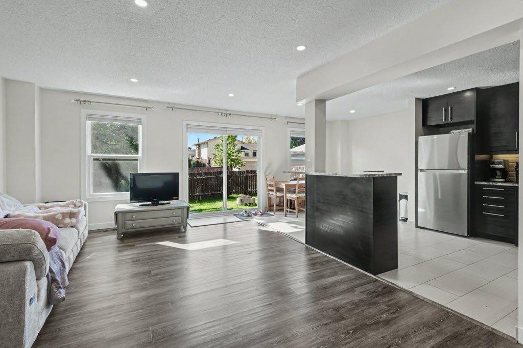 155 Bracewood Way Sw, Calgary, AB