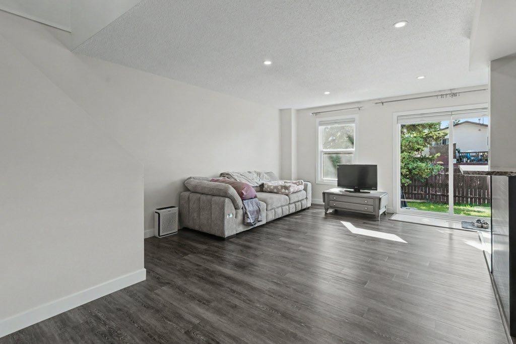 155 Bracewood Way Sw, Calgary, AB