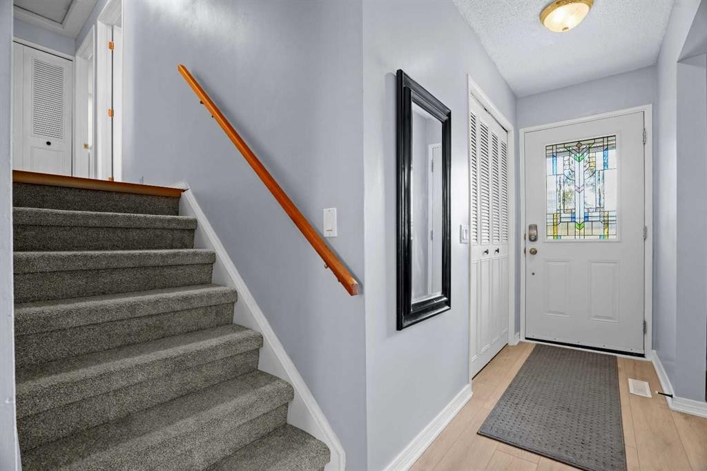 147 Manora Hill Ne, Calgary, AB