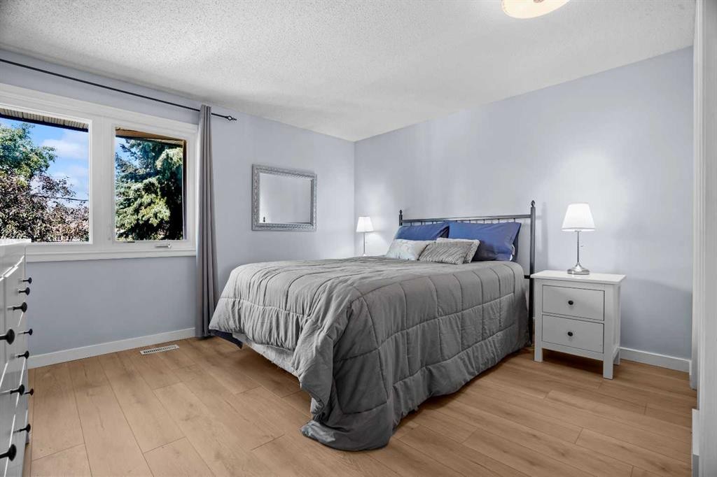 147 Manora Hill Ne, Calgary, AB
