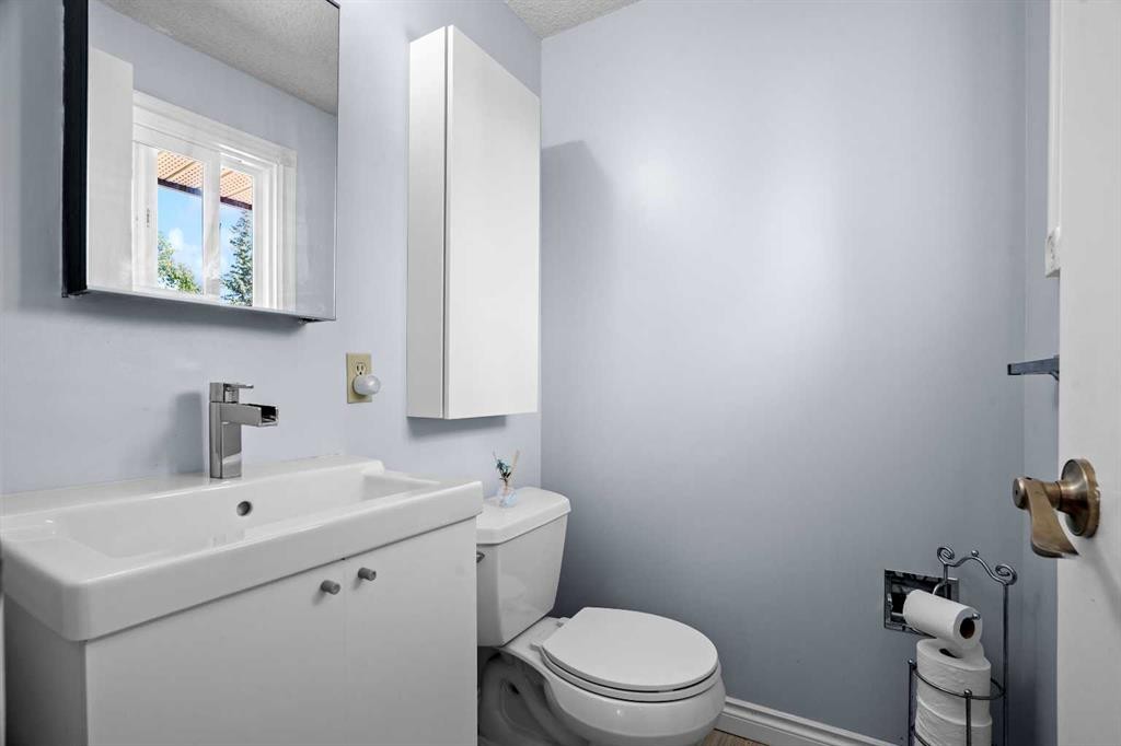 147 Manora Hill Ne, Calgary, AB
