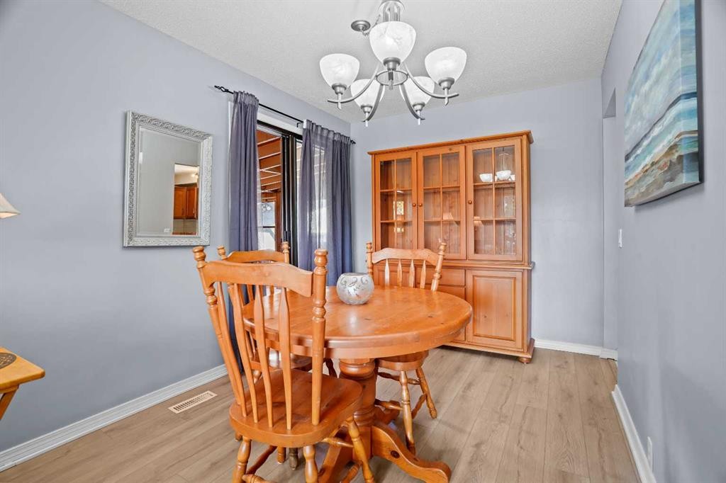 147 Manora Hill Ne, Calgary, AB