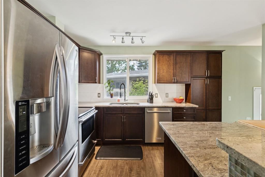 28 Cantrell Bay Sw, Calgary, AB