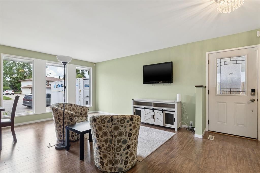 28 Cantrell Bay Sw, Calgary, AB