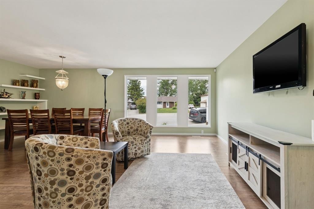 28 Cantrell Bay Sw, Calgary, AB