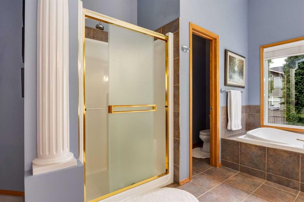 133 Strathlea Court Sw, Calgary, AB