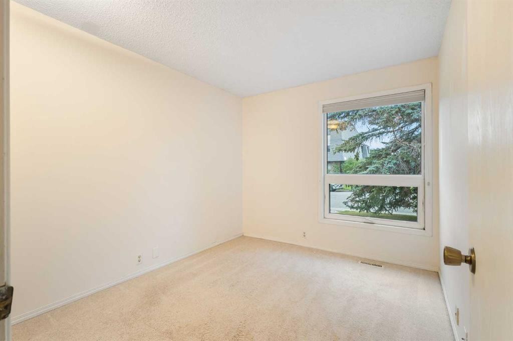 112 Silverthorn Road Nw, Calgary, AB