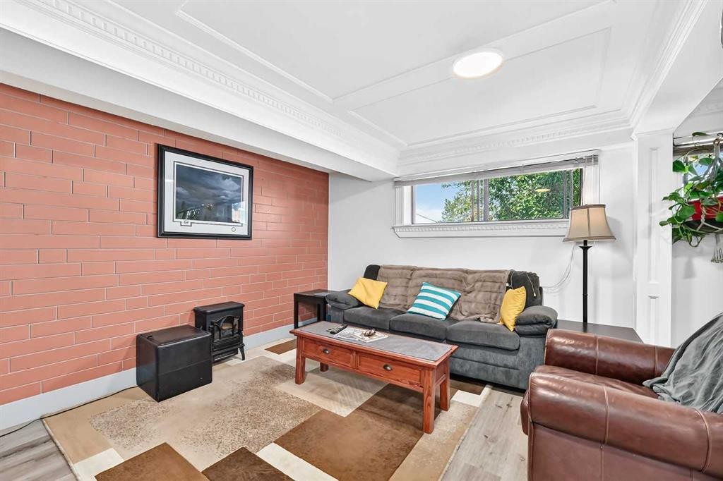 7731 47 Avenue Nw, Calgary, AB