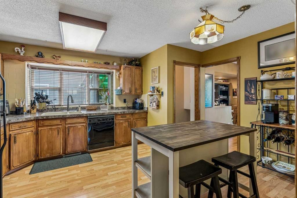 708 Lake Bonavista Drive Se, Calgary, AB