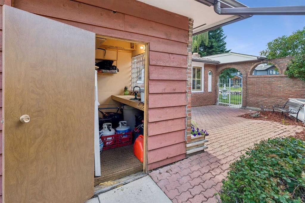 708 Lake Bonavista Drive Se, Calgary, AB