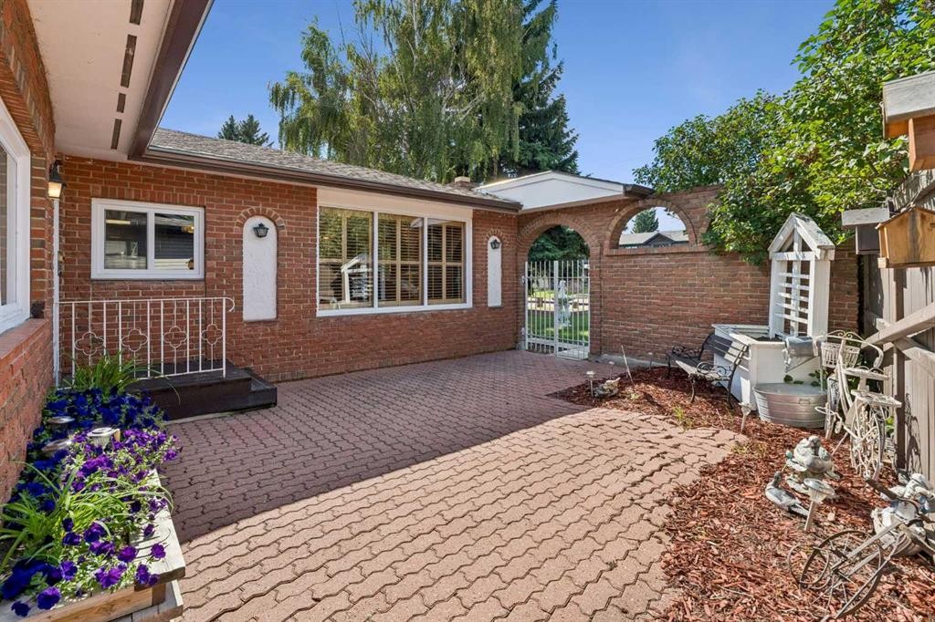 708 Lake Bonavista Drive Se, Calgary, AB