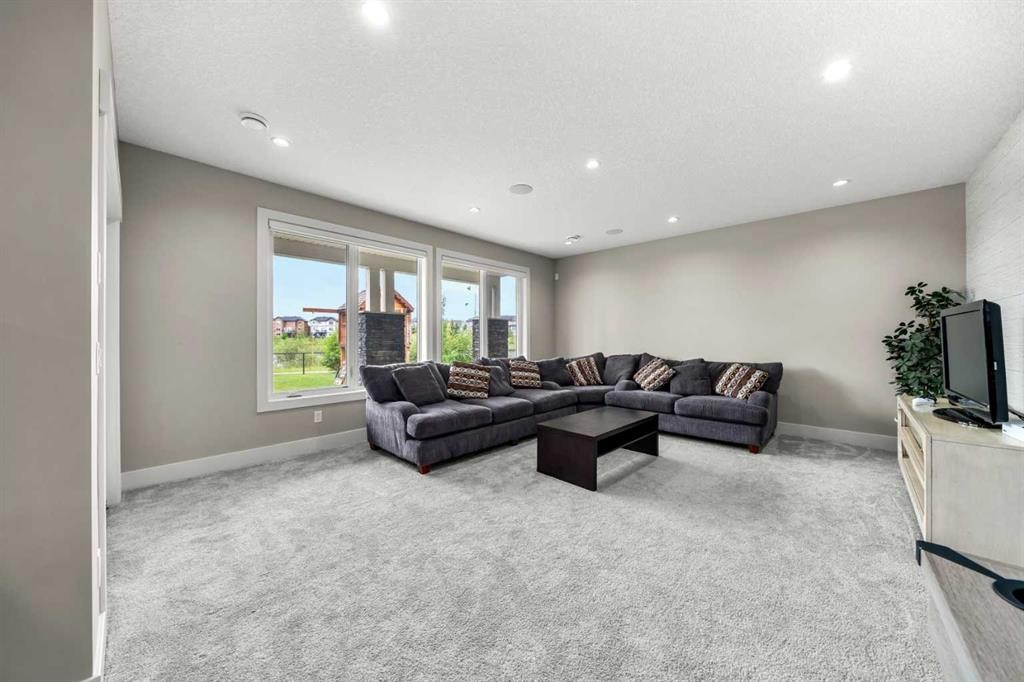 148 Kinniburgh Loop, Chestermere, AB