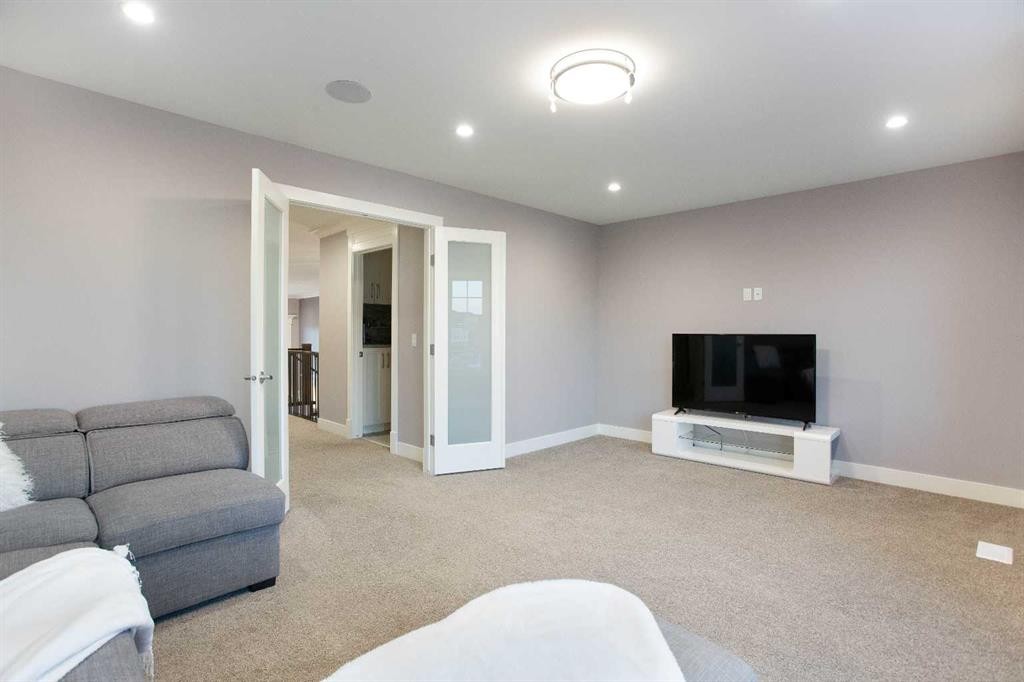 160 Kinniburgh Loop, Chestermere, AB