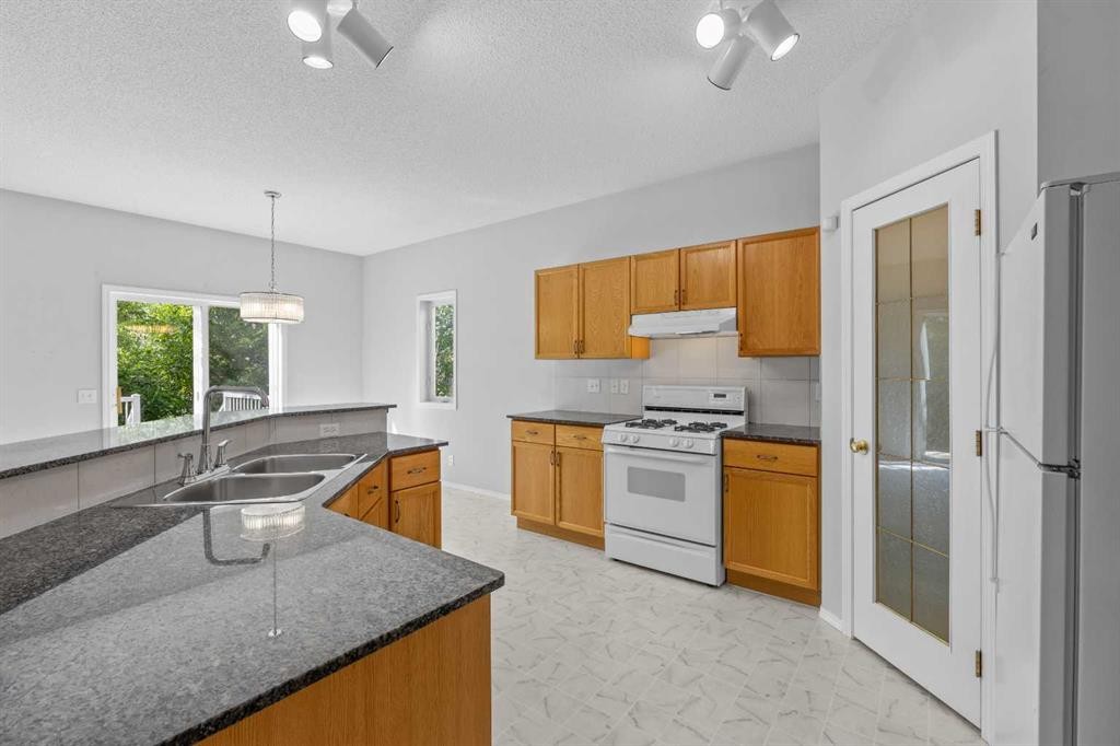 15 Hidden Ranch Crescent Nw, Calgary, AB