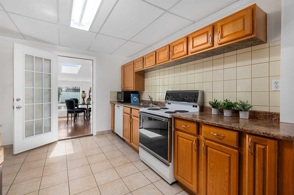 8335 47 Avenue Nw, Calgary, AB