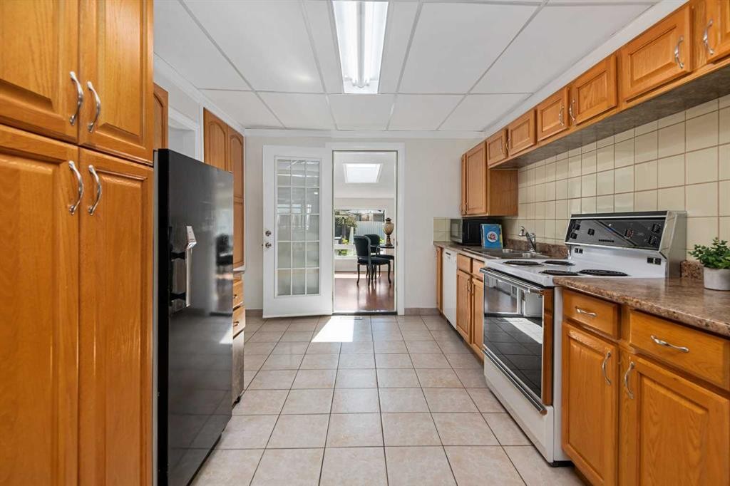 8335 47 Avenue Nw, Calgary, AB