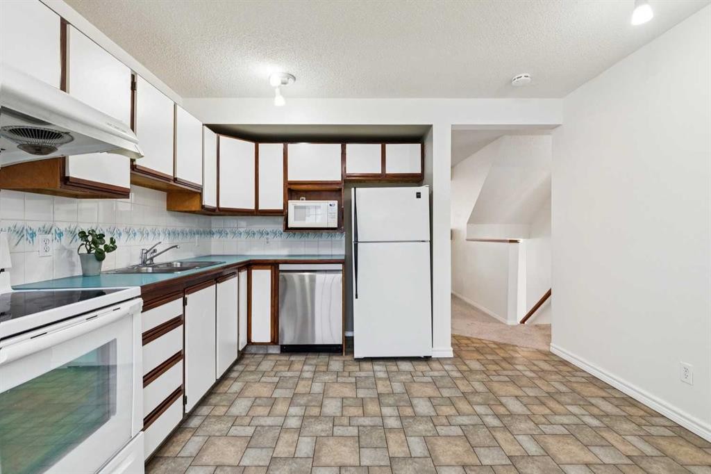 412 Hawkstone Manor Nw, Calgary, AB